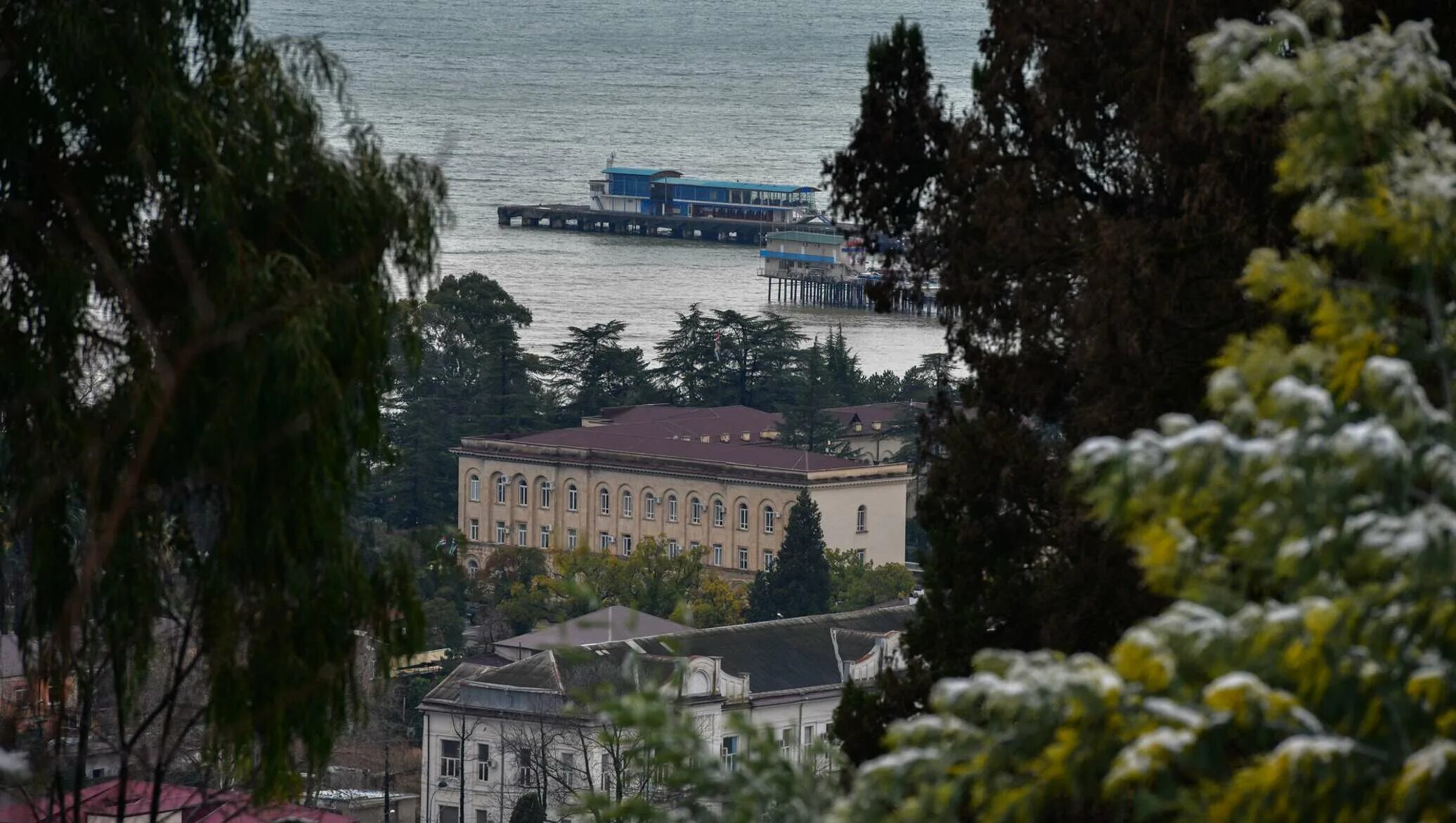 Погода на 10 дней в сухуми абхазия. Град в Сухуми. Сухум зима. Абхазия Сухум температура. Сухуми дождь.