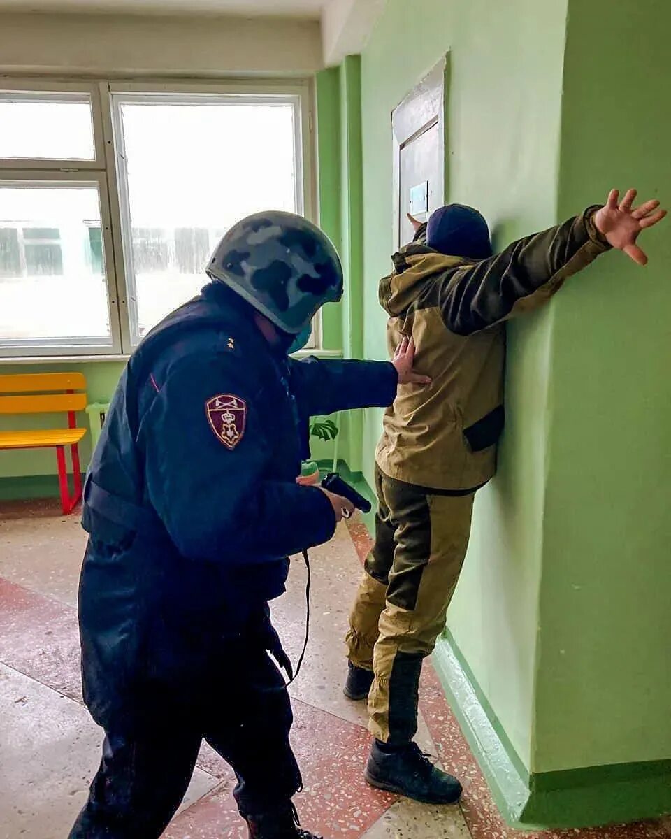 Нападение террористов на школу. Терорисиы в ШК. Вооруженные нападения в школах. Террорист в школе москва