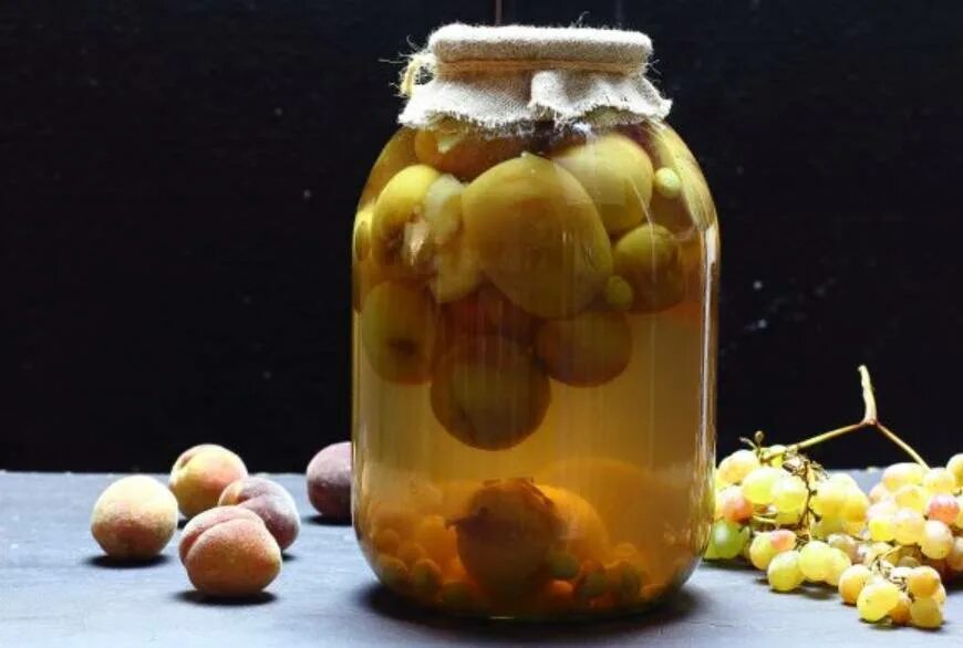Компот из персиков 3 литровую. Компот из персиков и винограда. виноградный компот. компот из винограда. компот из персиков на зиму на 3 литровую.
