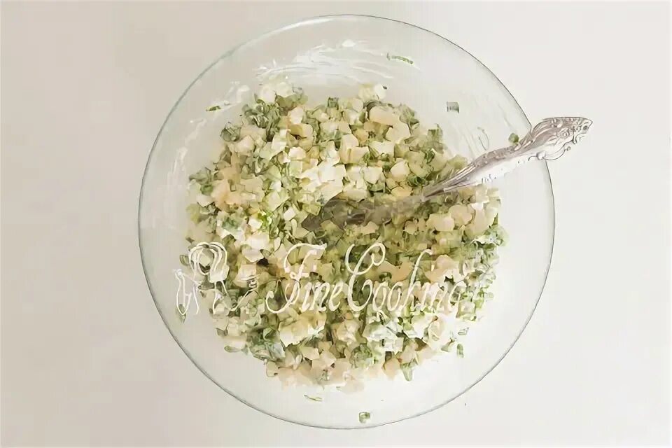 Салат с зелёным луком и яйцом и огурцом. Салат из яиц с зеленым луком и майонезом. Салат с зеленым луком яйцом огурцом майонезом. Салат из огурцов и яиц. Зелень для салатов.