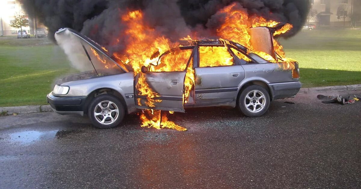 пожары на транспортных средствах. действия при возгорании автомобиля. почему загораются машины. машина в огне. если загорелся автомобиль.
