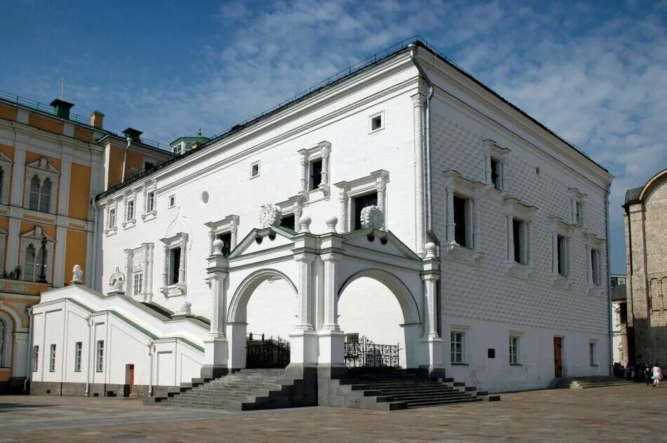 Московский кремль при дмитрии донском васнецов. Белокаменный московский кремль. Грановитая палата 1487 1491. Теремной дворец московского кремля. Колокольня ивана великого московского кремля.
