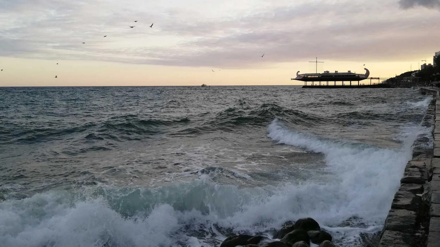 Температура воды в черном в алуште. Черное море Алушта. Черное море зимой. Черное море в декабре. Черное море зимой Крым.