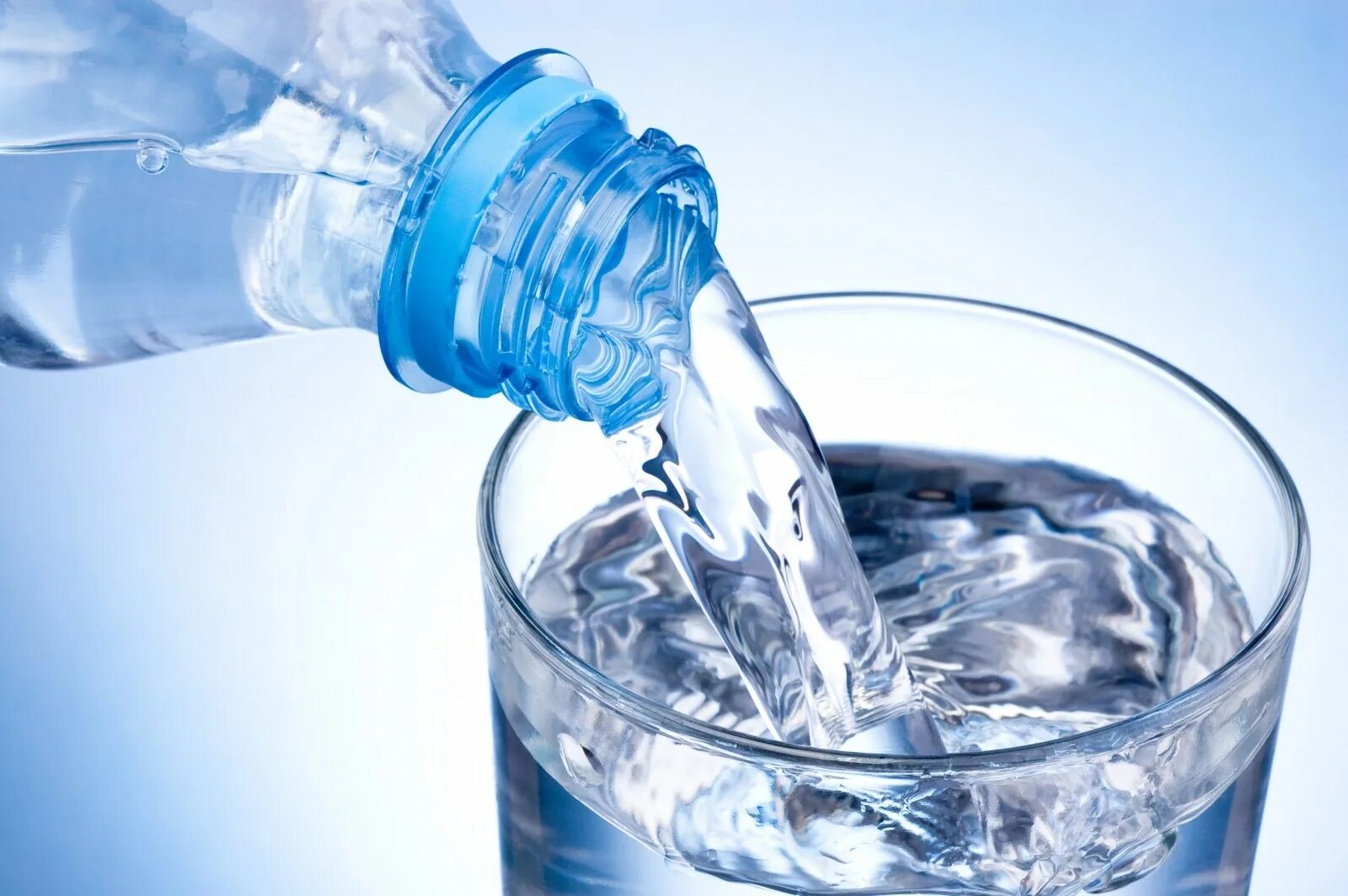 Чистая вода. Питьевая вода. Чистая питьевая вода. Бутылка для воды. Очистка минеральной воды