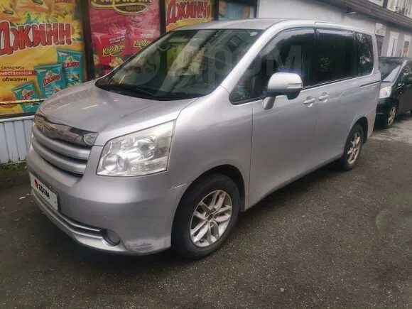 Купить ноах во владивостоке. Toyota Noah 2009. Тойота Ноах 85 кузов. Тойота Ноах 2009 коричневый цвет. Тойота Ноах 2009 белая.