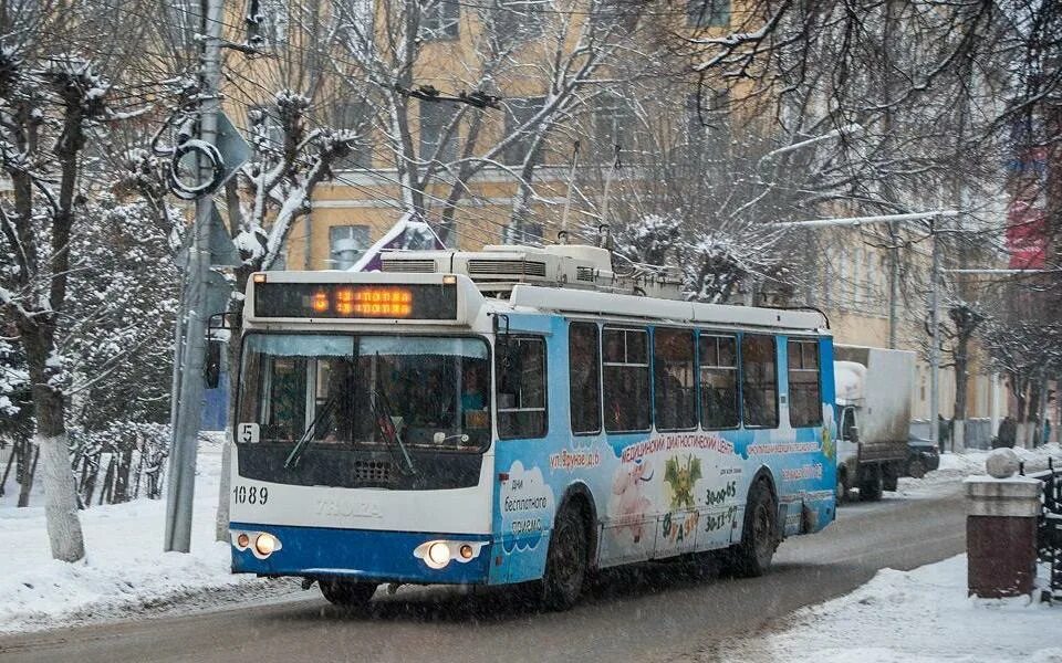 Троллейбус обрыв. Троллейбус зиу рязань. 1 троллейбус рязань. троллейбусный парк в рязани обновили 2025 г. троллейбус рязань зима.
