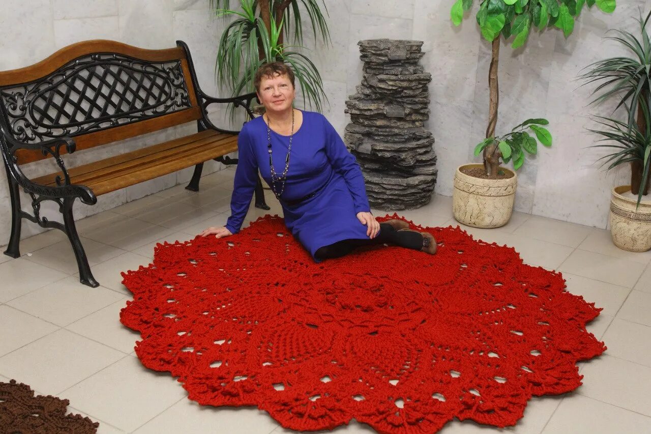 вязальные спицы в руках. оригинальные вязаные вещи. крупная пряжа для вязания. яркие вязаные вещи. вязание спицами.