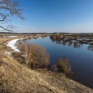 Берег реки весной