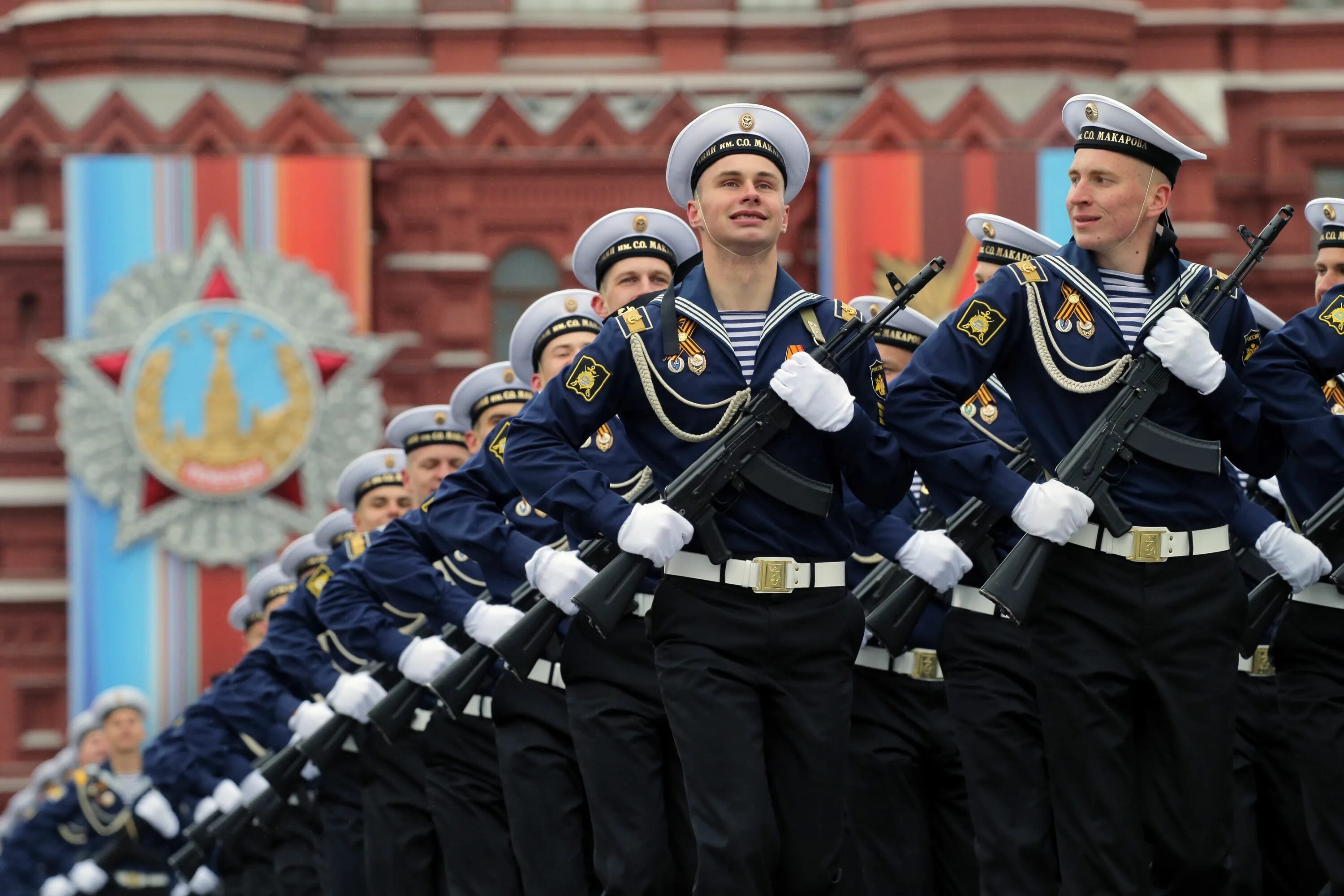 Солдат в парадной форме. Парадная форма военнослужащих. Войска на параде. Парадная форма военных России.