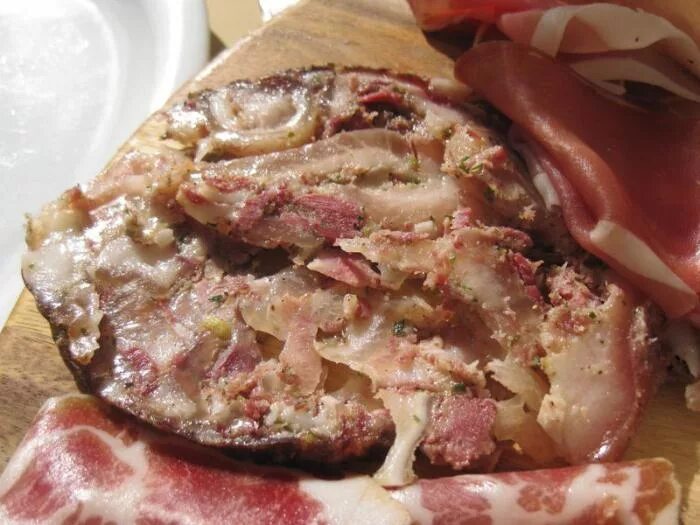 Прессованное мясо из свиной. Прессованная свиная голова рецепт. Прессованное мясо. Свиное мясо прессованное. Блюда из свиной головы.