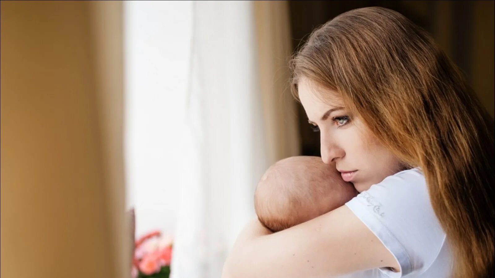 Мать одиночка с ребенком. Родители одиночки. Поддержка матерей одиночек в 2024. Фото темноволосая женщина с младенцем. Поддержка матерей одиночек в 2024.