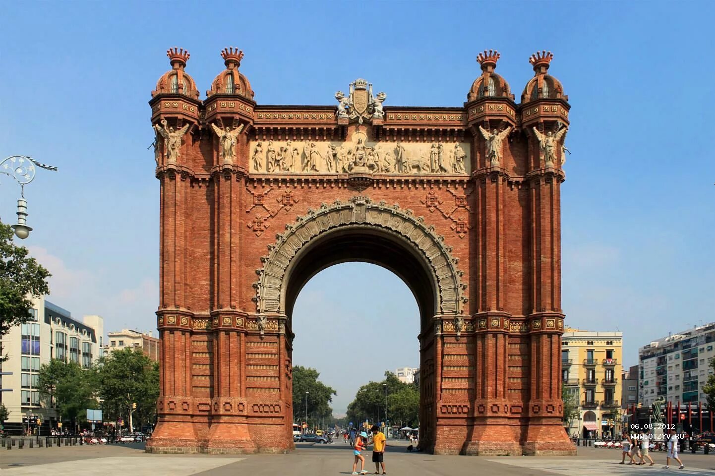 Арка ария. Триумфальная арка Барселона. Арка на площади Каррузель в Париже. Триумфальная арка красные ворота. Триумфальная арка в Москве.