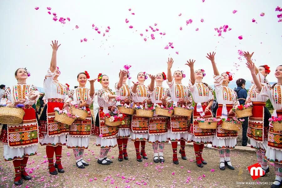 Праздники в болгарии в марте. Фестивале роз Казанлык. Казанлык Болгария. Фестиваль роз в Болгарии. Казанлыкская Долина в Болгарии.