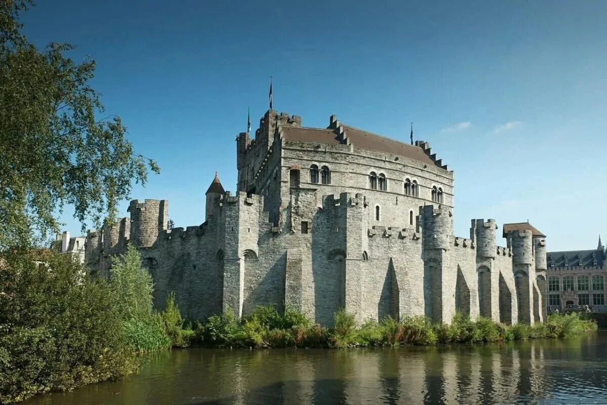 Известный средневековый замок. Замок Гравенстен Бельгия. Бельгийские замок Гравенстен (замок графов Фландрии). Замок Гравенстен романский. Средневековый Европейский замок.