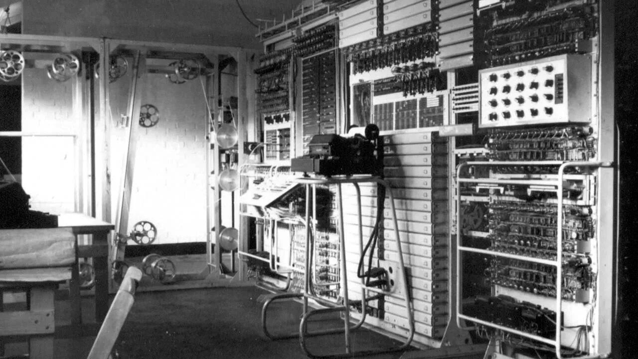 Первый электрический магазин. Британский компьютер Colossus 1943. Электронно вычислительная машина колосс. Первый компьютер колосс.