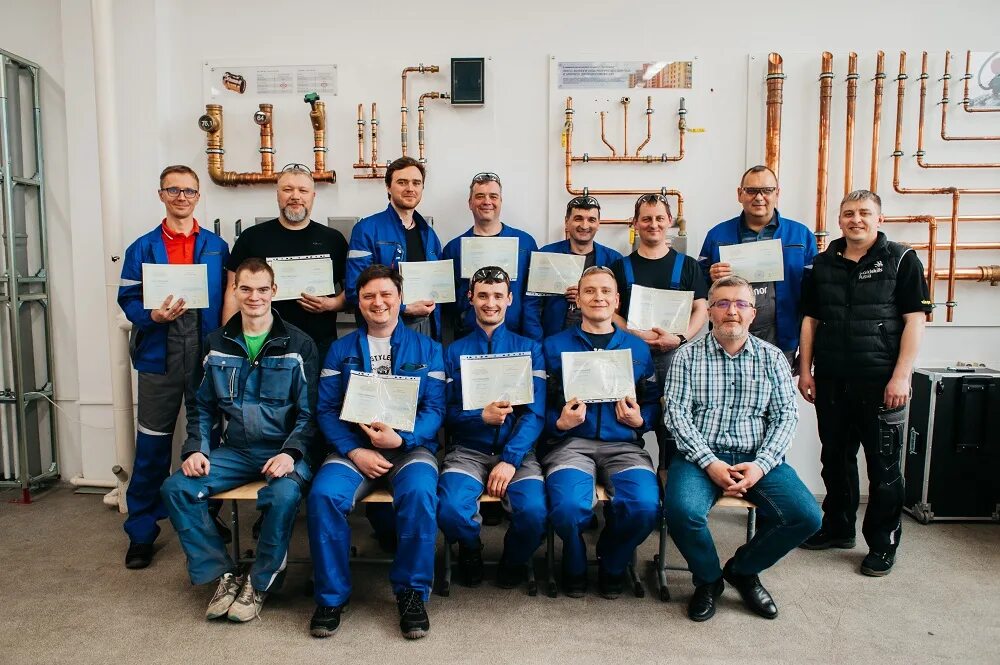 команда монтажников. группа монтажник. монтажник. бригада рабочих. прораб смр.