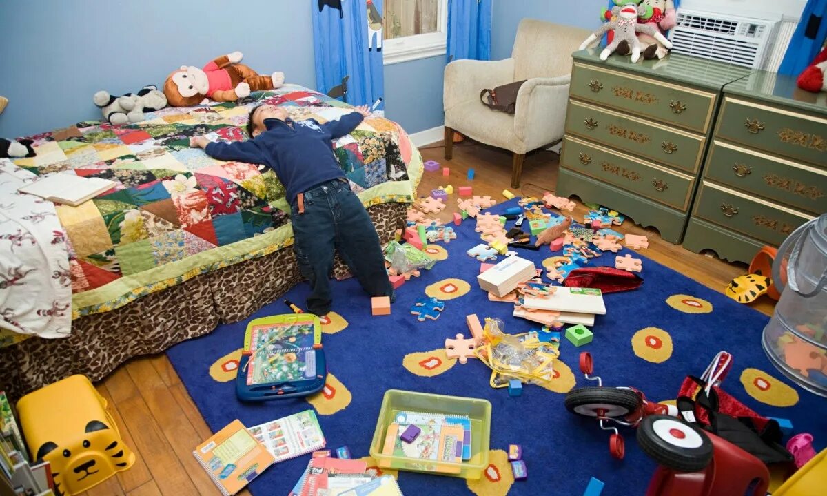 Разбросанные игрушки. Беспорядок в детской комнате. Разбросанные игрушки в детской комнате. Комната с разбросанными вещами.