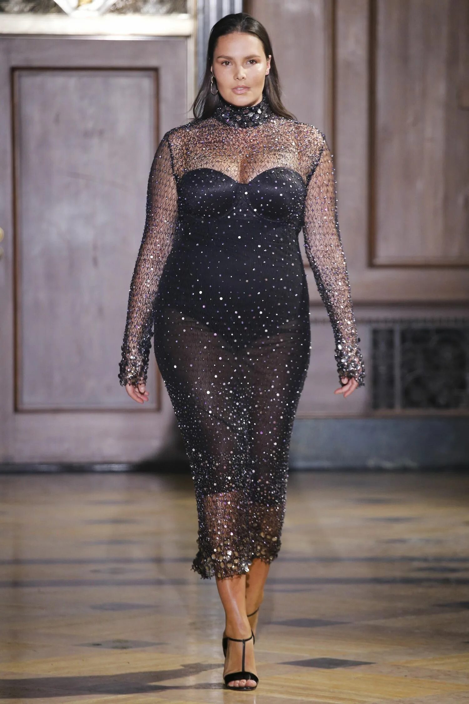 Первая модель плюс сайз виктория сикрет. Полные женщины на подиуме. Эшли грэм на подиуме 2020. Эшли грэм на подиуме 2020. Показ мод полных.