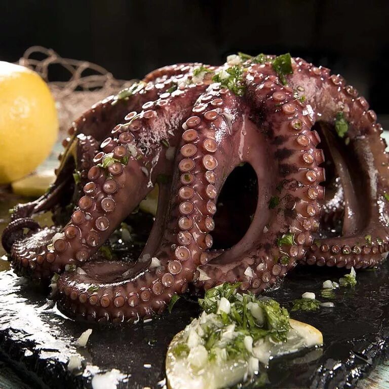 Марокканский осьминог. Экзотические блюда. Осьминог съедобный. Экзотические морепродукты.
