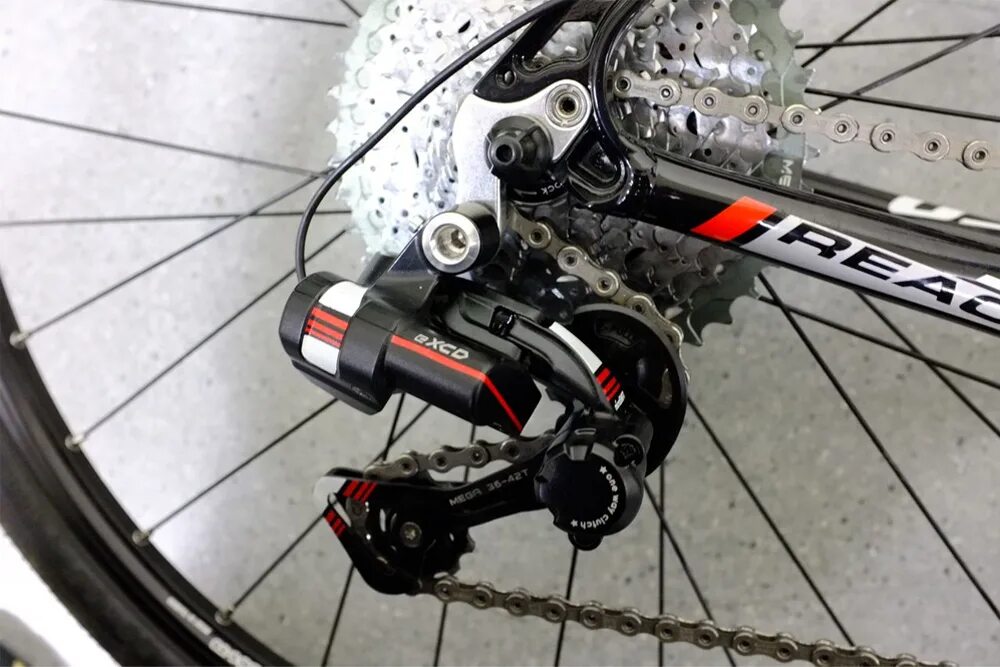 Скоростной велосипед переключатель скоростей. Microshift Groupset Shimano and SRAM. Электронный переключатель скоростей для велосипеда SRAM. Переключатель скоростей на велосипед microshift. Система микрошифт переключатель.