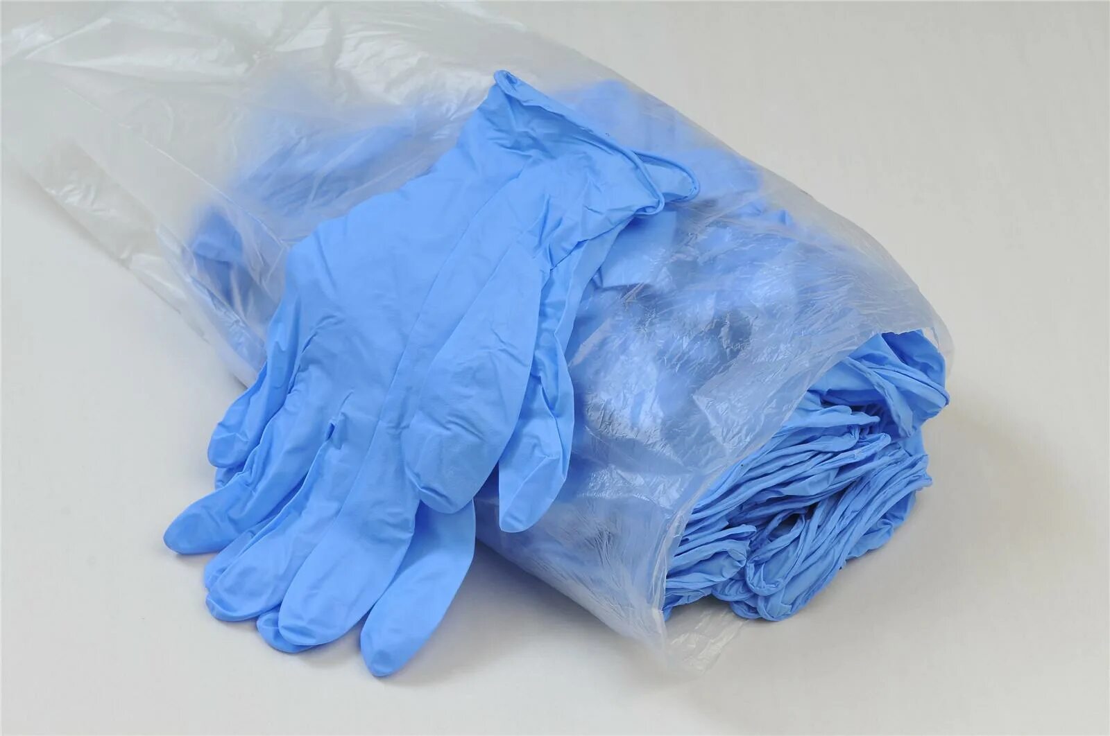 В мешке находятся 24 черные перчатки. Перчатки синие медицинские. Перчатки одноразовые. Медицинские перчатки куча. Перчатки одноразовые куча.
