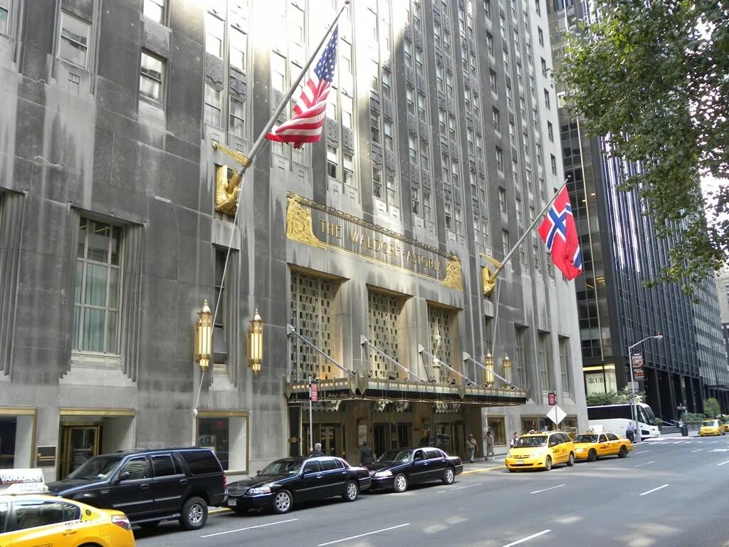 Отель waldorf astoria. Waldorf astoria отель в нью йорке. Waldorf astoria отель. Астория гостиница нью-йорк. Отель waldorf astoria.
