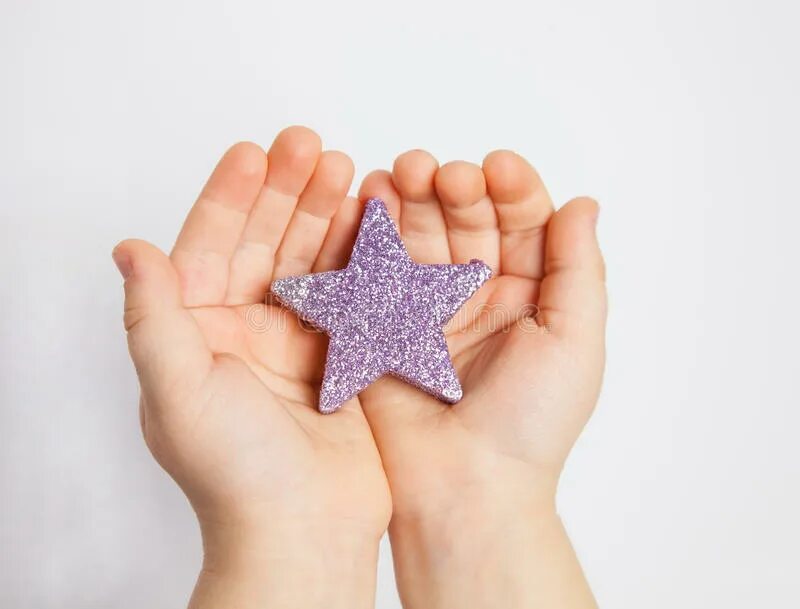 Держит звезду на ладони. Ребенок держит в ладошке звезду. Ребёнок со звездой в руке. Маленькая звезда стоковое.