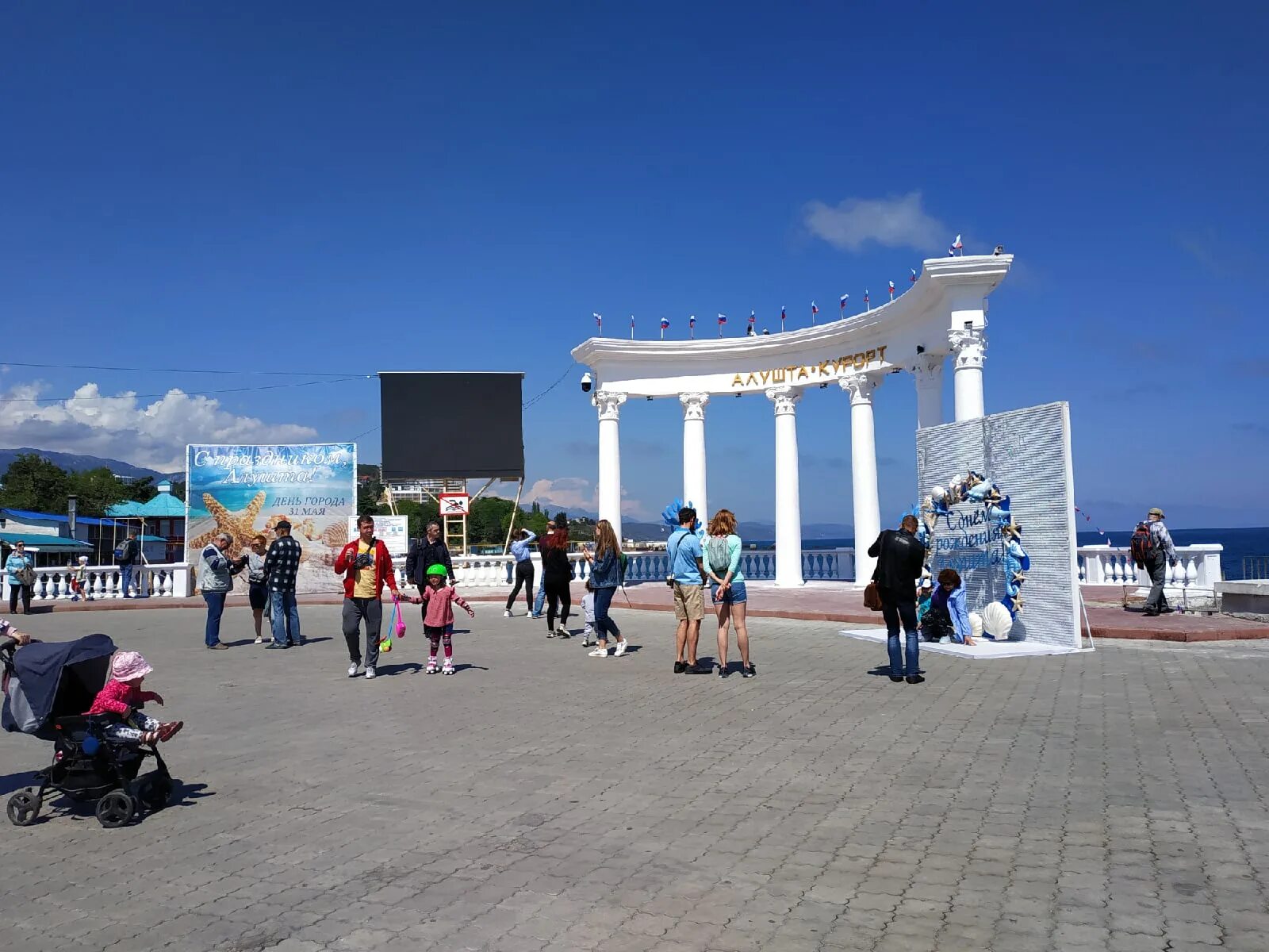 Алушта центральная. Алушта центральная набережная. алушта центральная площадь. центральная набережная алушта в 2025 году. день города алушта 2019.