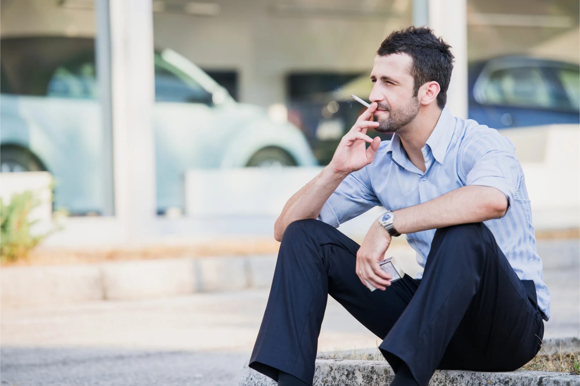 Человек сидит на окне. Парень курит сигарету. Парень сидит курит. Блондинка с сигаретой. Мужчина курит эстетика.