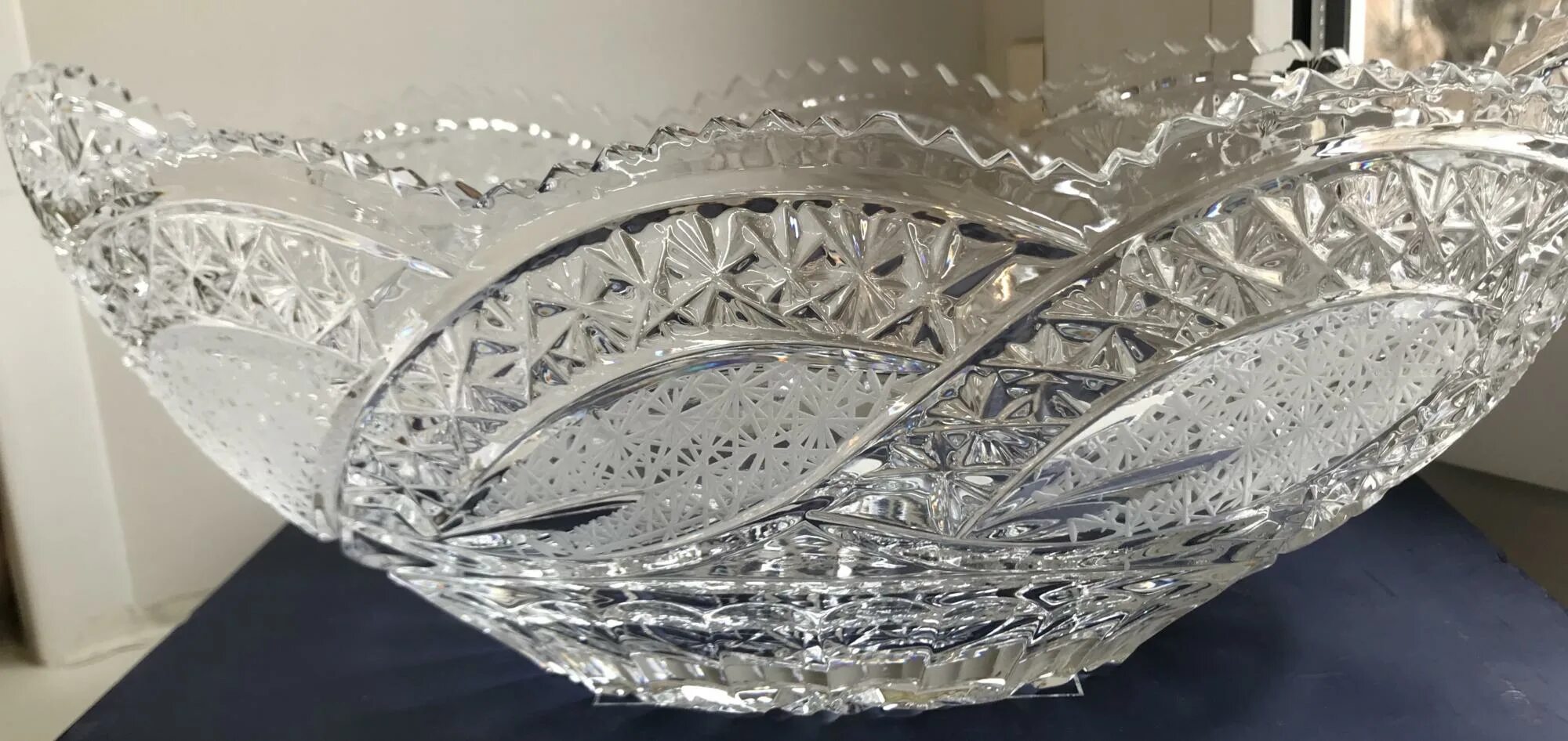 Лоток хрусталь baccarat. Большая хрустальная ваза для цветов. Дореволюционные хрустальные вазы с красивыми алмазными гранями. 583 алмазная грань. Белый хрусталь.