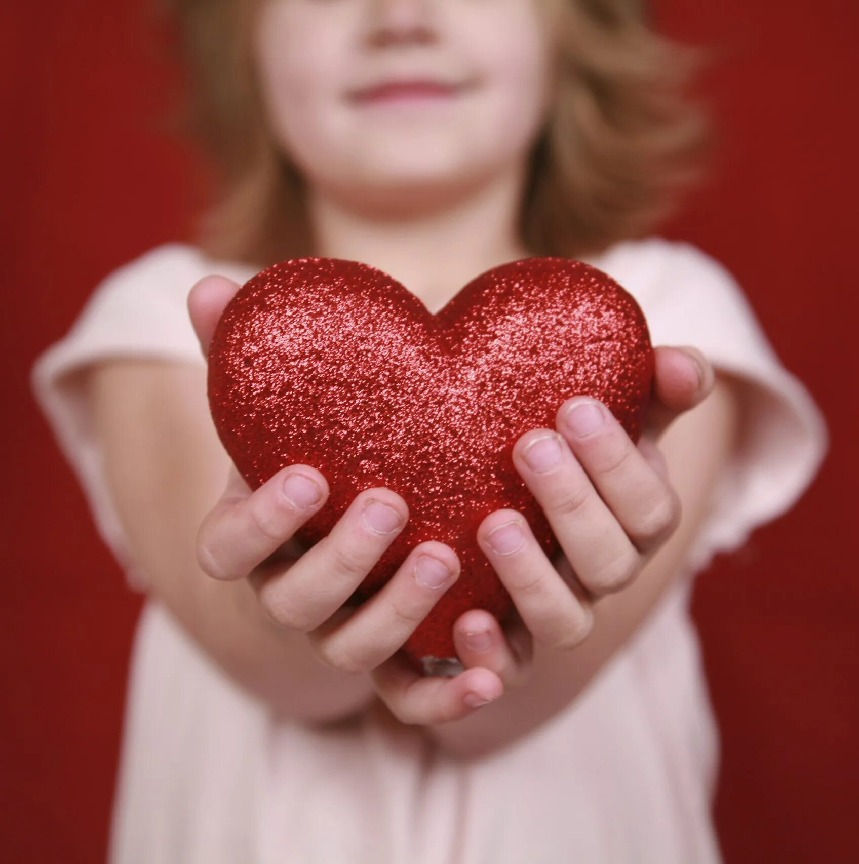 Подарить добро людям. Сердце в руках. Детские руки с сердечком. Сердце доброты. Ребенок с сердцем в руках.