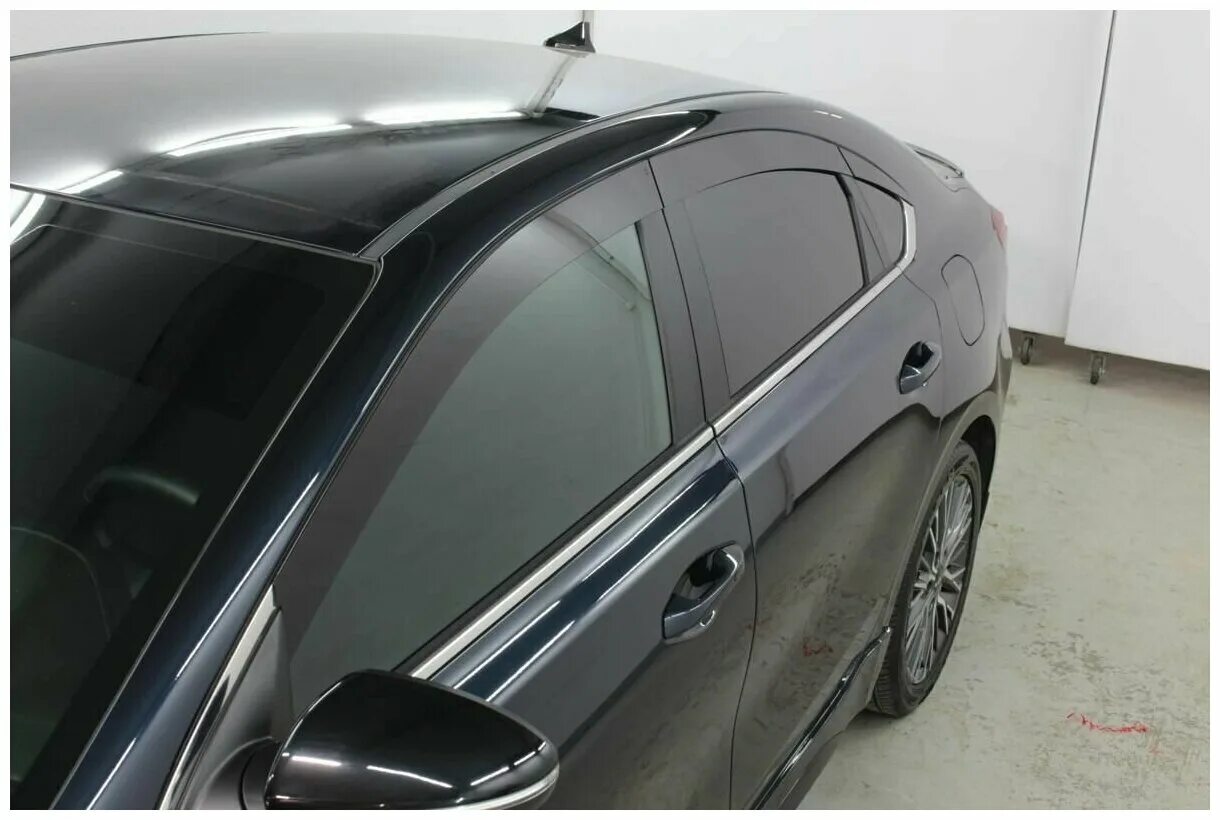 Дефлекторы на окна тонированные 2d strelka. Дефлектор стрелка. Дефлекторы 2d. Дефлектор 34703001. Дефлектор в машине.