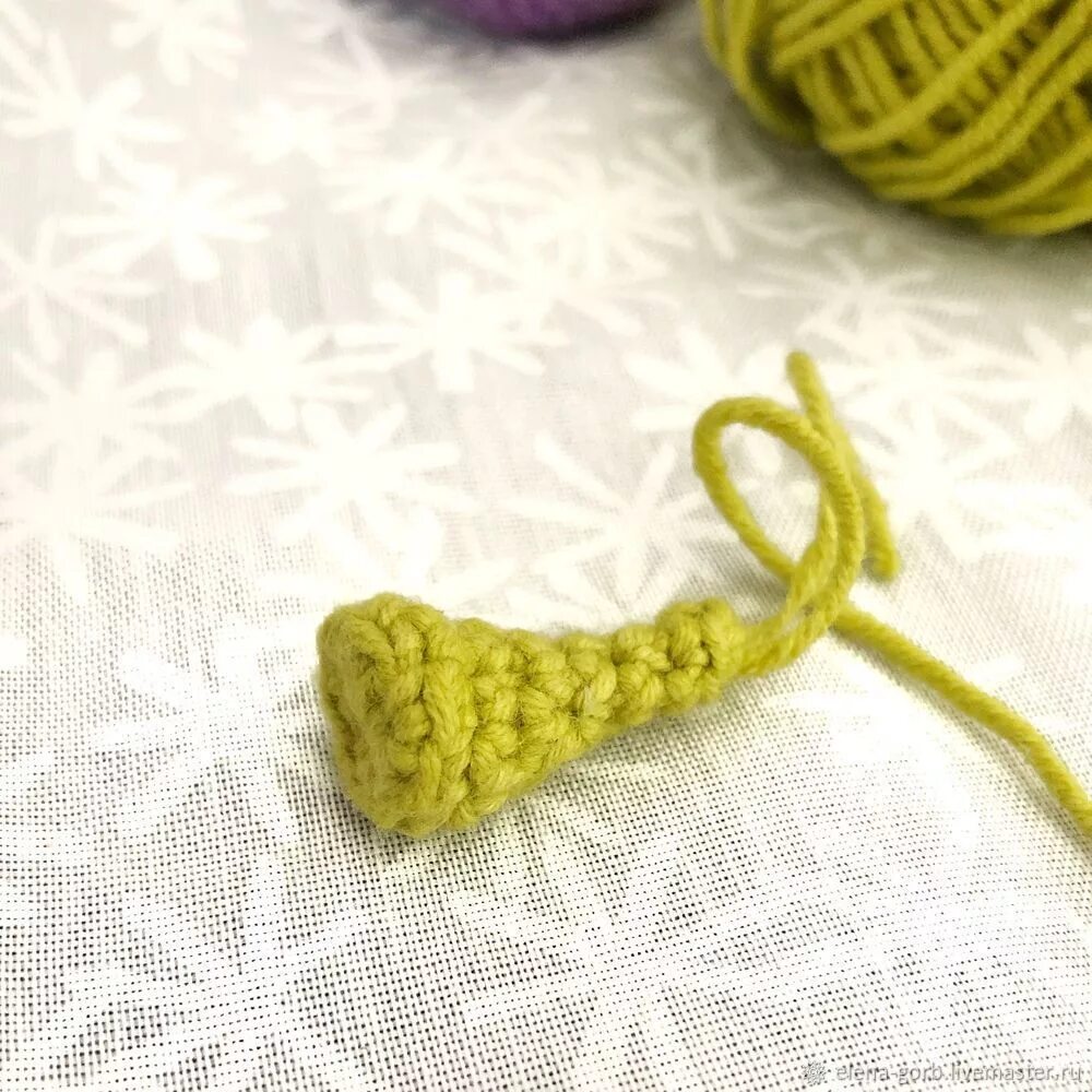 Тюльпаны связанные крючком. Вязание шапки на весну. Вязаный крокус луковичка. Вязаные объемные цветы. Букет вязаных тюльпанов.