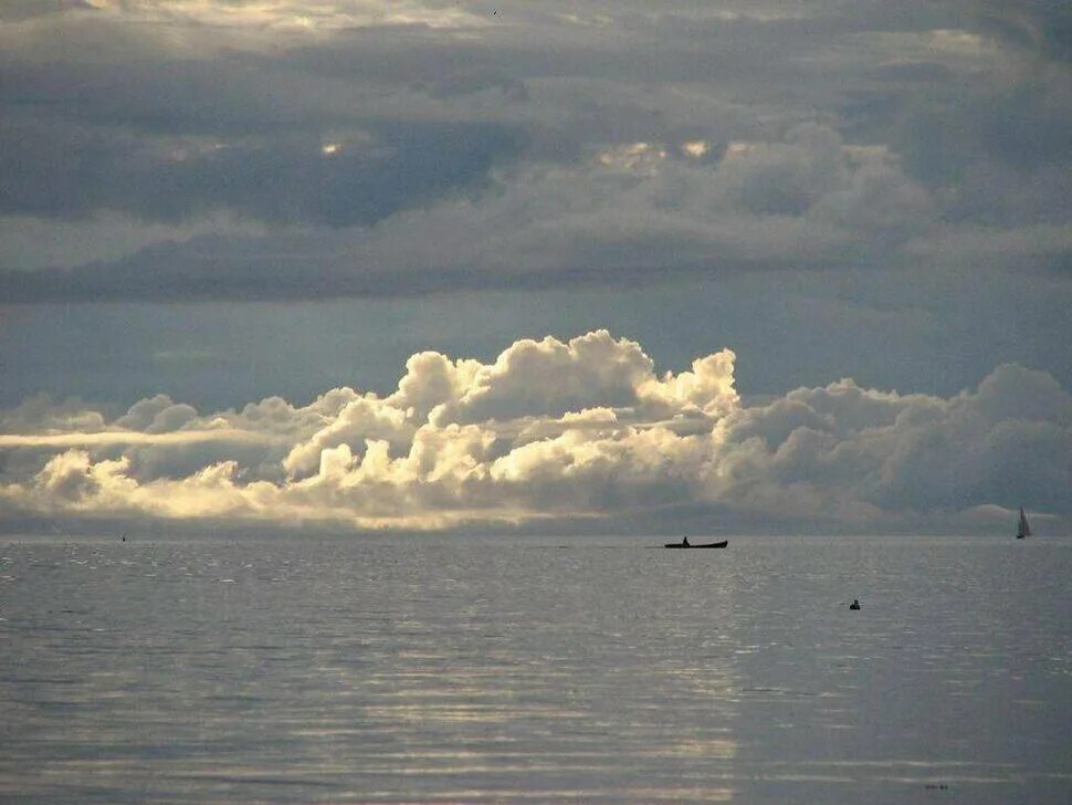 Облака бегут над морем значение. Пасмурное море. Кучевые облака над морем. Облака над морем. Пасмурное небо.