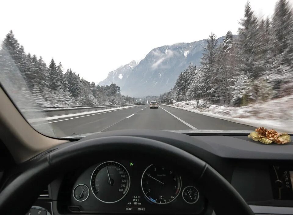 Вид с водительского места. Дорога за рулем. Вид из машины. Вид из машины зимой.