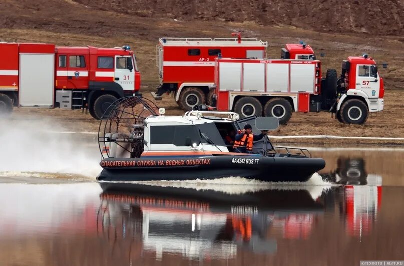 Спасательные машинки. Спасательные машины. Спасательные машины картинки. Серая спасательная машина. Учения пожарных на озере ка 32.