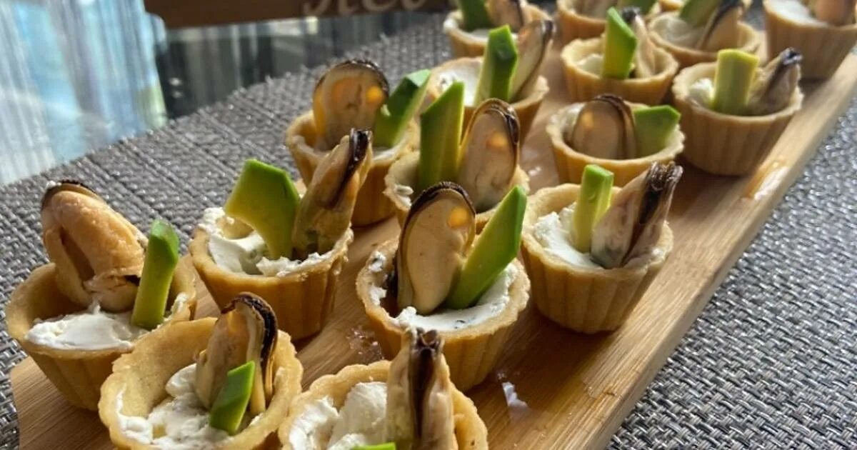 тарталетка с мидией и сыром. мидии запеченные в сливочном соусе. мидии киви запеченные с соусом спайси. закуска с мидиями. тарталетки с мидиями.