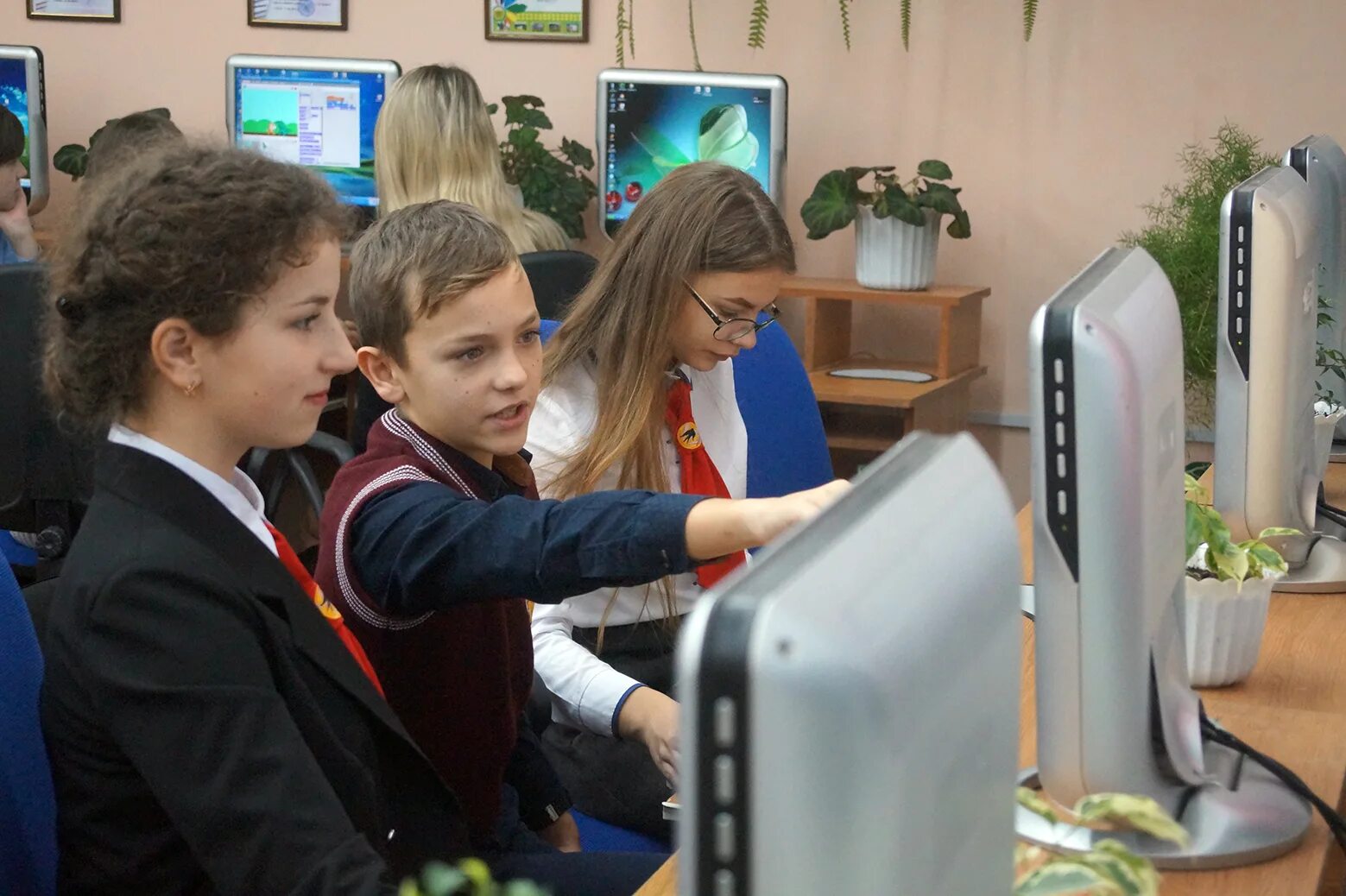 Учитель информатики код. Учитель информатики код. Компьютерный класс с людьми. Ирина информатик школа выхино. Учитель информатики код.