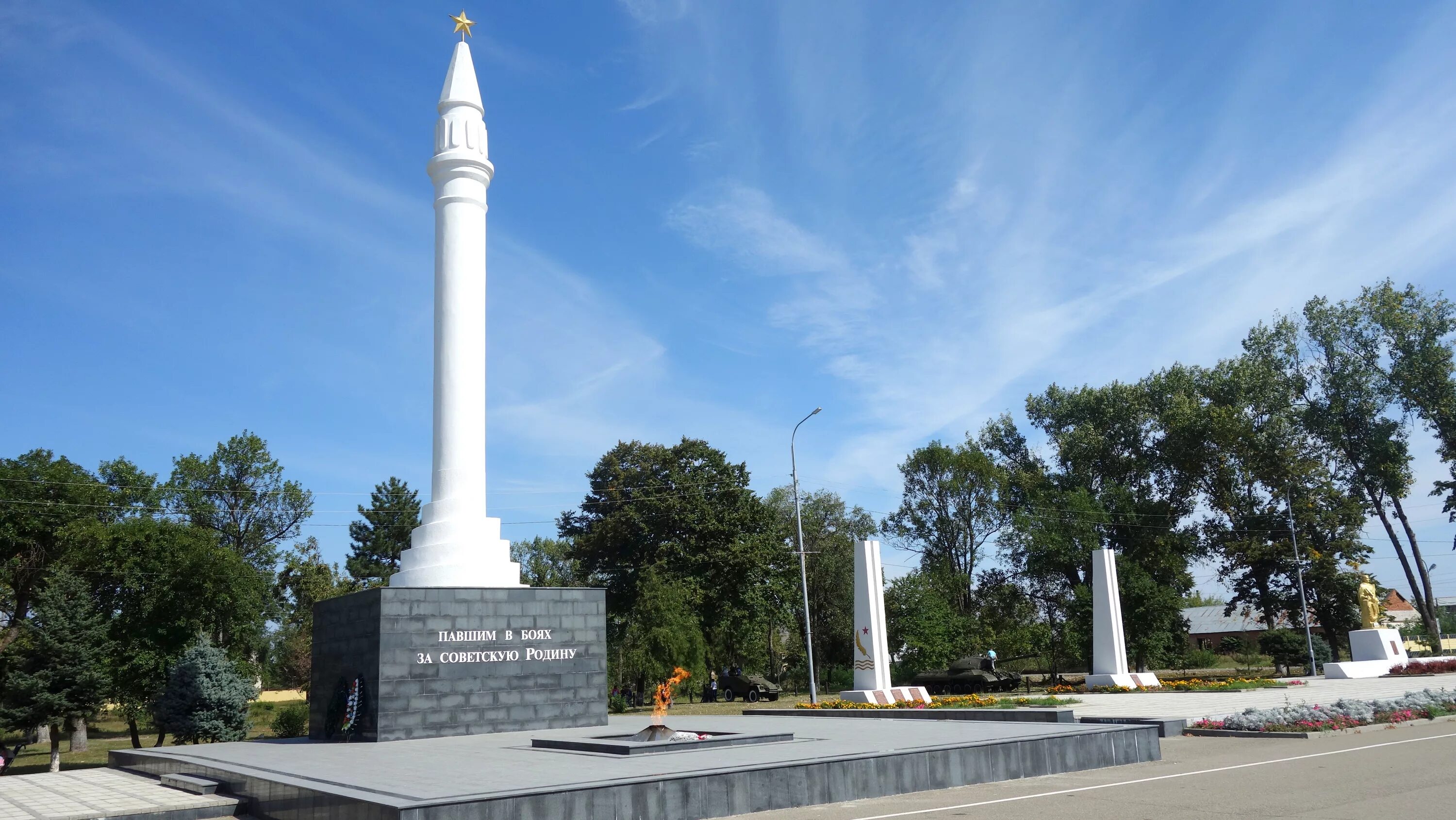 Майкоп главное. Вечный огонь город Майкоп. Мемориал вечный огонь Майкоп. Мемориал героям Великой Отечественной и гражданской войны Майкоп. Майкоп памятники ВОВ.