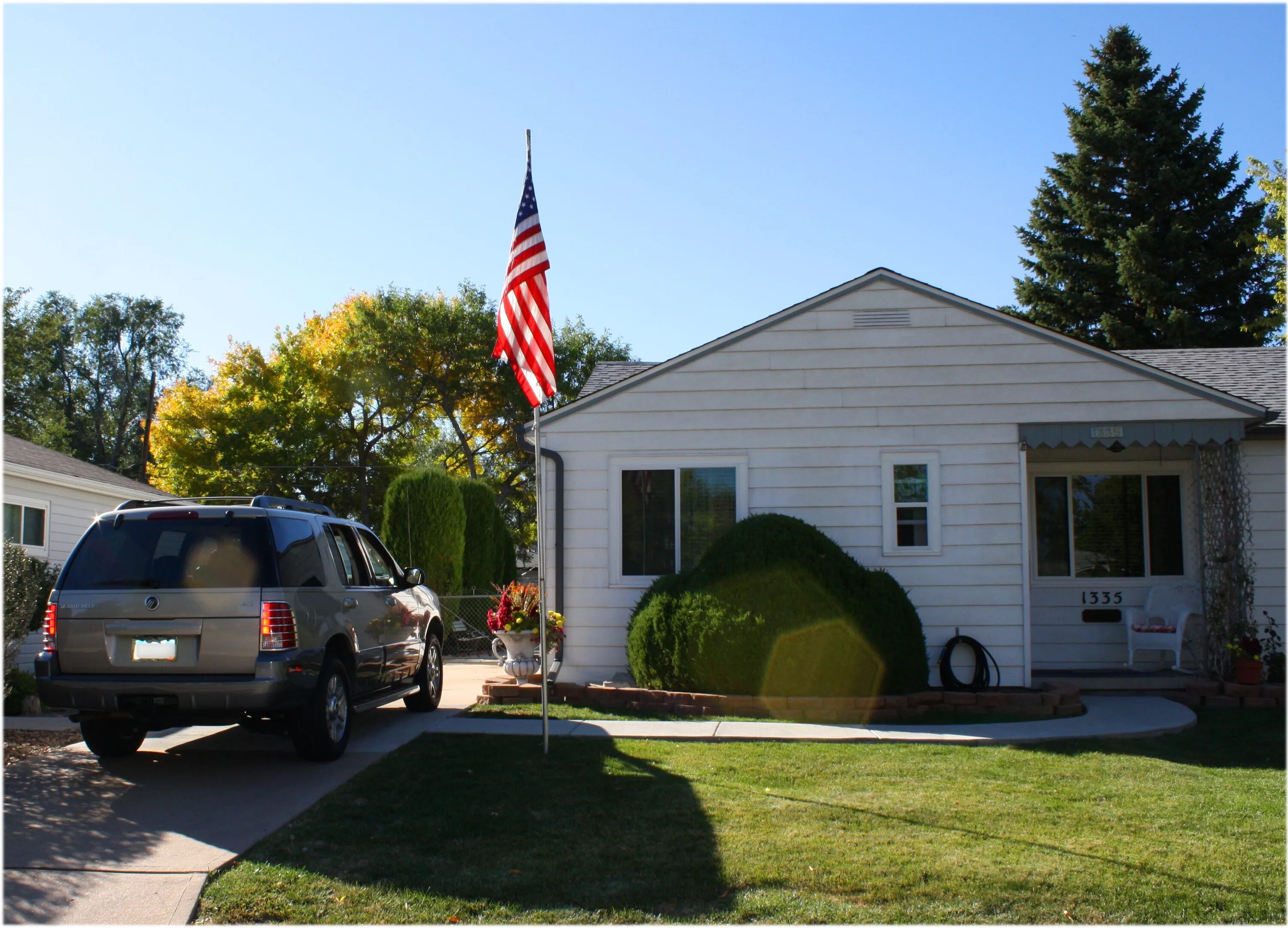Американский дом с флагом. Флаг сша на доме. Американский дом с флагом. Американский флаг на доме в америке. Сша дом флаг.