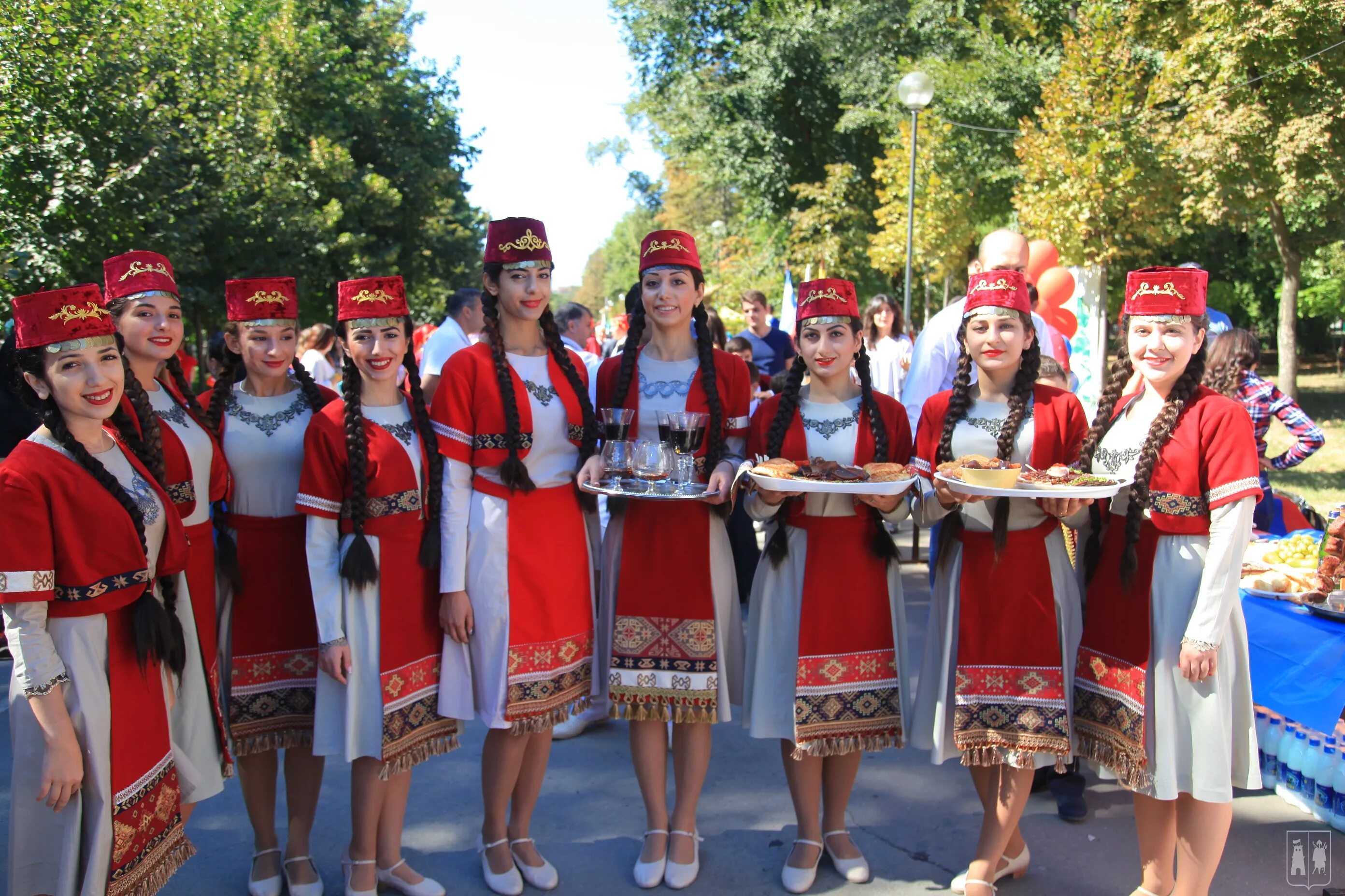 Многонациональный Ростов на Дону. Люди в национальных костюмах. Народы Ростова на Дону. Национальный костюм Краснодарского края. Украинцев ростов