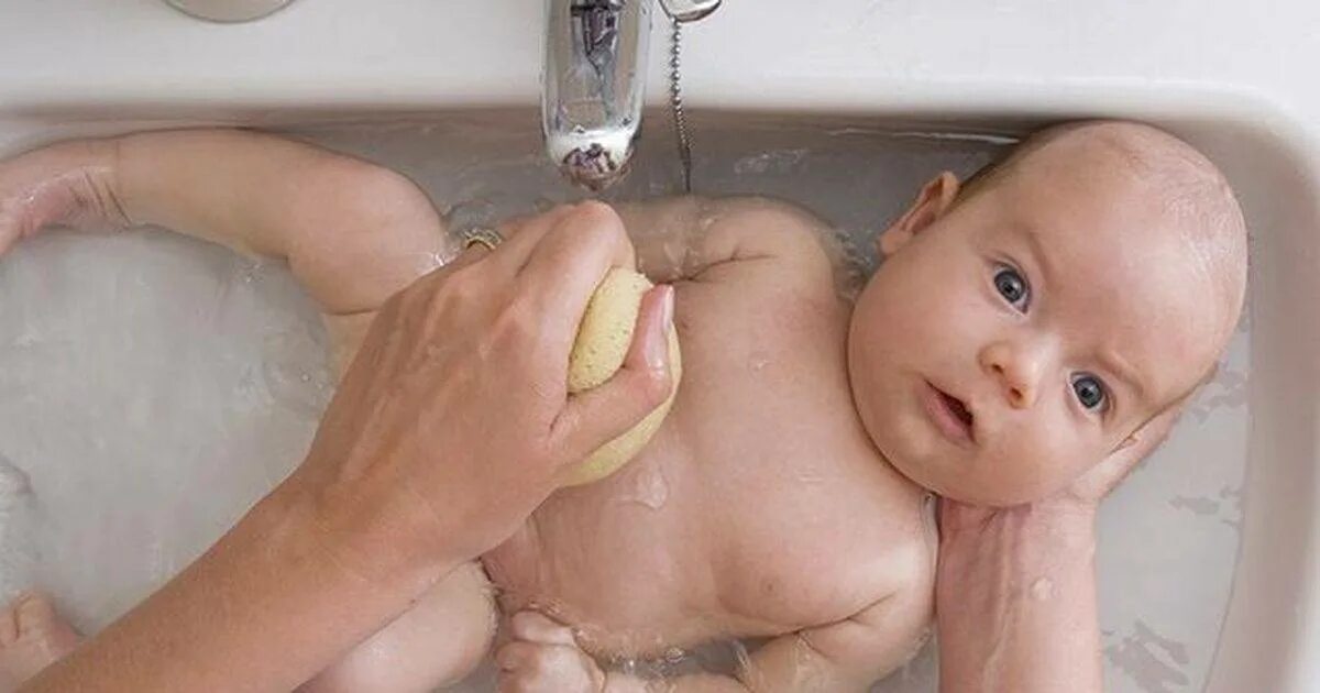Подмывание новорожденного. Подмывание новорожденного мальчика. Раковина для подмывания младенцев. Подмывание новорожденных детей.