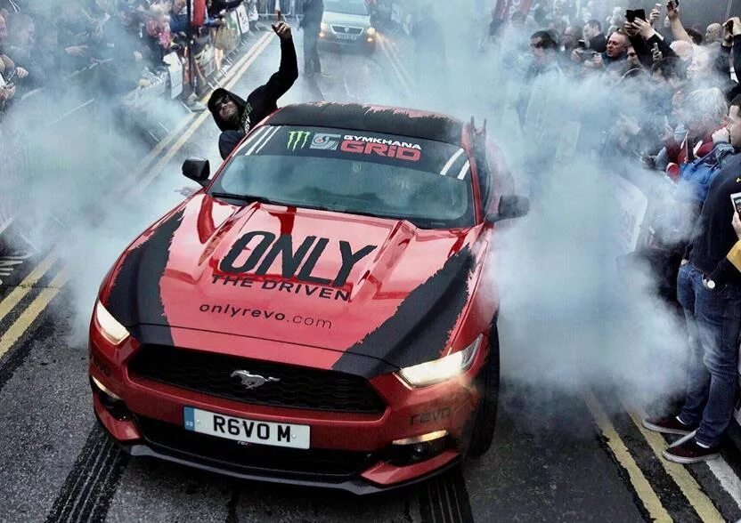 Автотрасса для гонок. Гоночная жизнь. Пит стоп формула 1. Bmw formula drift 2014. Гонки на спортивных машинах.