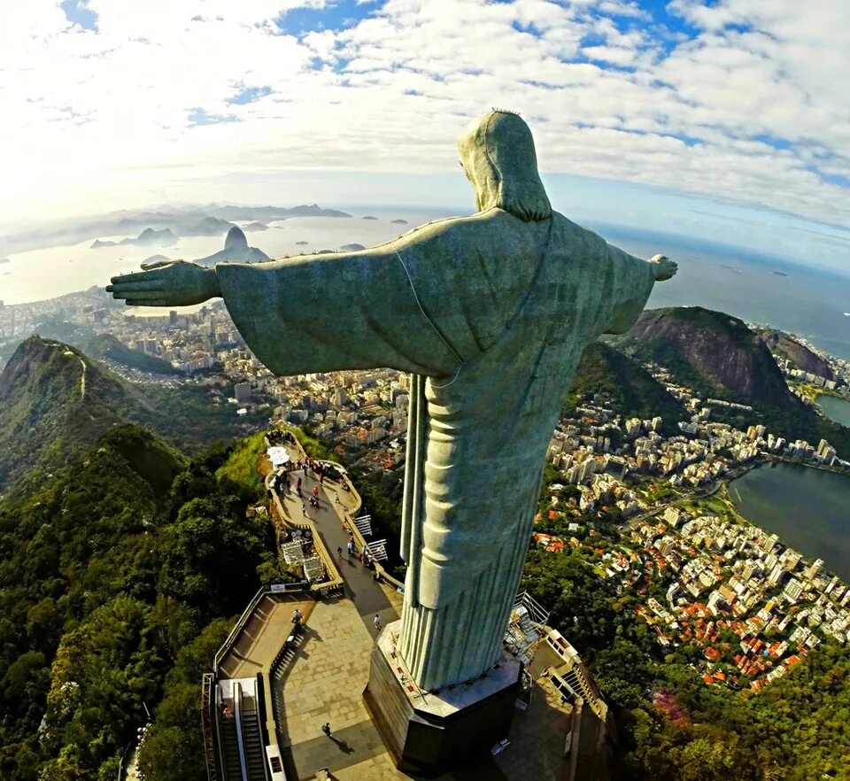Статуя искупителя. Христос Искупитель Рио де Жанейро. Статуя Христа Рио-де-Жанейро Бразилия. Бразилия Рио де Жанейро статуя. Статуя Иисуса в Рио де Жанейро.