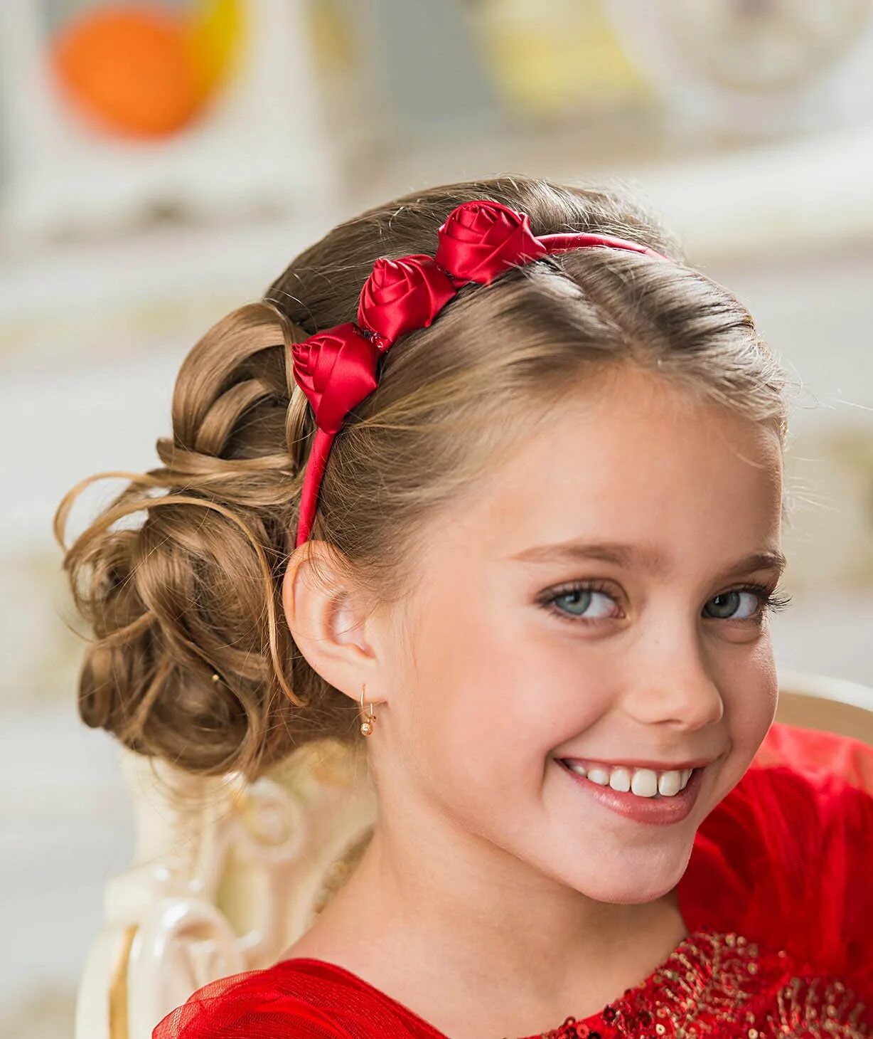 Прически для девочек. Бабетта на выпускной в детский сад. Детские прическитна выпускной. Нарядная прическа для девочки. Прически для девочек.