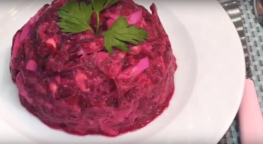 салат из свеклы фото. салат розовый фламинго. салат из свёклы с сыром и яйцами. салат из свеклы с яйцом. блюдо с яйцом и свеклой.