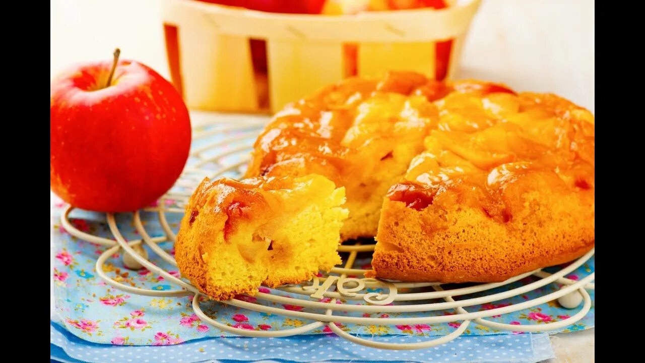 Шарлотка с яблоками. Шарлотка на молоке. Рецепт сочной шарлотки. Шарлотка пышная с яблоками. Пирог из черствого хлеба с яблоками.