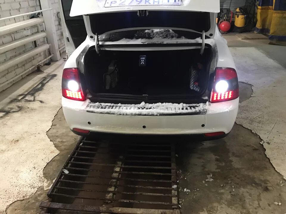 Диодные лампочки в задний ход приора. Lada priora задний ход парктроники. Приора универсал лампочка заднего хода. Лампочка заднего хода приора седан. Задние фары приора 2 задний ход лампа.