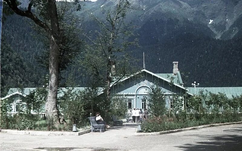 Озеро рица абхазия экскурсия. Озеро рица гостиница на берегу озера. Озеро рица абхазия. Озеро рица дворец. Зимняя рица абхазия турбаза.
