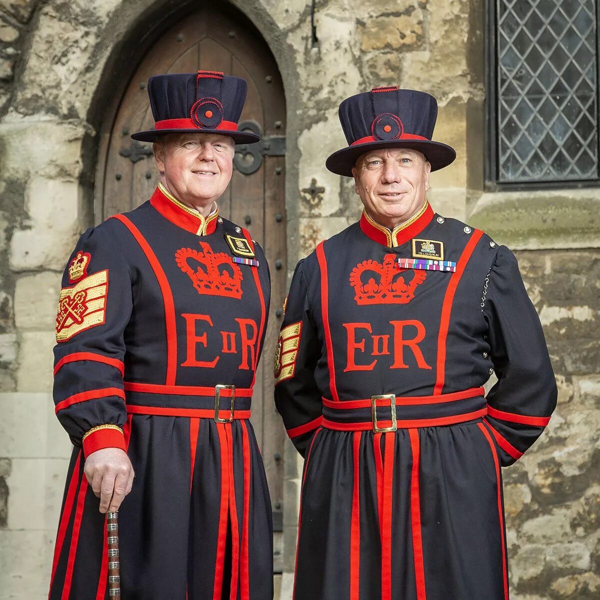 Лондонский тауэр бифитеры. Стражи тауэр (бифитеры). Стража тауэра. Стражи тауэр (бифитеры). Бифитер страж тауэра.